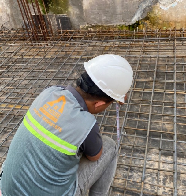 Kỹ sư BeHouse kiểm tra cốt thép dầm sàn